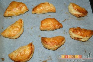 Empanadillas de hojaldre rellenas de manzana, hornear hasta que estén doradas