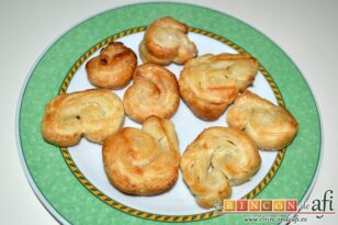 Empanadillas de hojaldre rellenas de manzana, servir las palmeritas