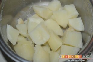 Pastel de papas con carne a la boloñesa, escurrir las papas y retirar la hoja de laurel