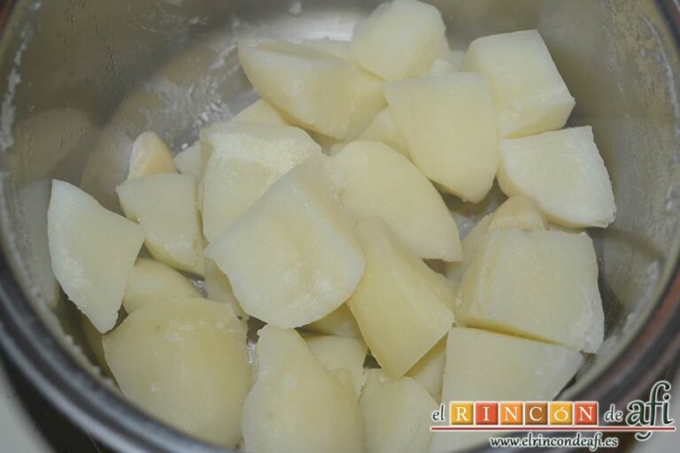 Pastel de papas con carne a la boloñesa, escurrir las papas y retirar la hoja de laurel