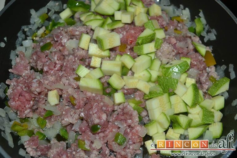 Pastel en espiral de carne y verduras, añadir el calabacín troceado