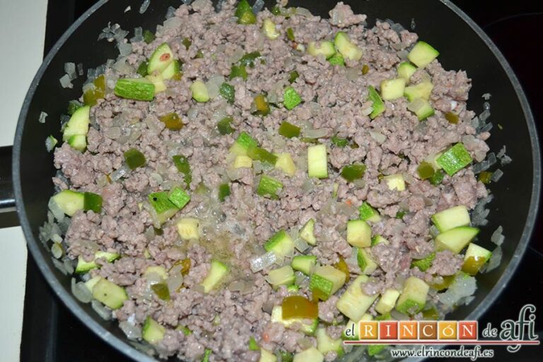 Pastel en espiral de carne y verduras, dejar que se evapore el líquido de las verduras