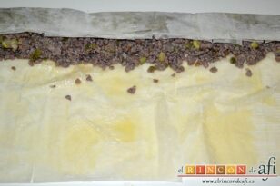 Pastel en espiral de carne y verduras, ir enrollando la masa