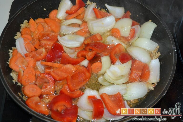 Pollos con salsa agridulce, añadir las verduras