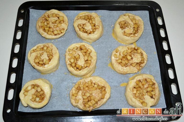 Rollitos de manzana y canela, pintar con huevo batido