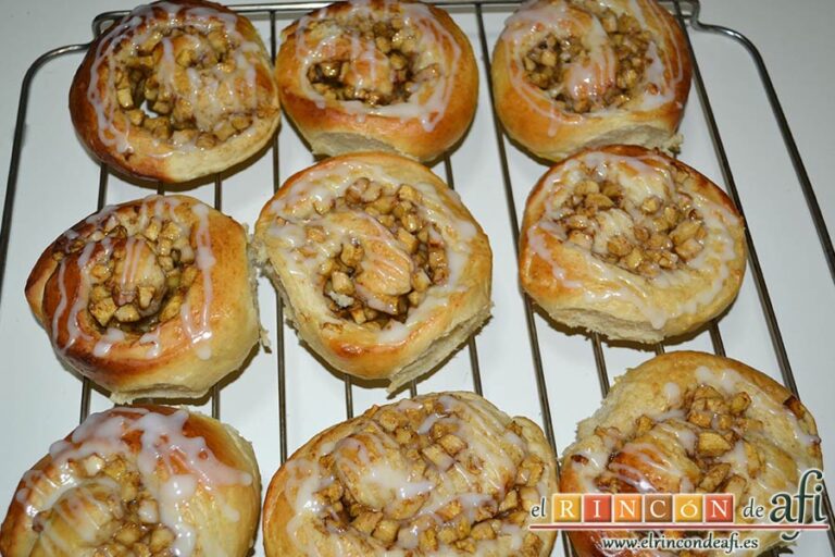 Rollitos de manzana y canela, decorar con glaseado