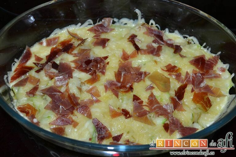 Sartenada de calabacín con queso y jamón serrano, espolvorear con el jamón una vez esté el queso fundido