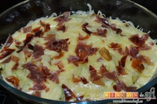 Sartenada de calabacín con queso y jamón serrano, volver a meter en el horno unos minutos más