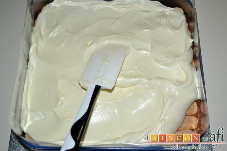 Tarta de mousse de dos chocolates, poner por encima de los bizcochos