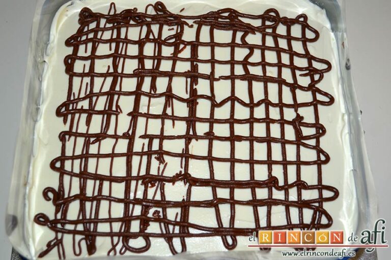 Tarta de mousse de dos chocolates, decorar con chocolate fundido