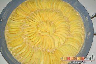 Tarta de manzana de Lucana, preparar las manzanas, cortarlas y colocarlas en cuartos