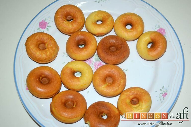 Mini donuts de calabaza especiada, dejarlos atemperar en un plato