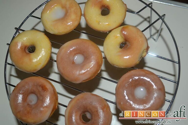 Mini donuts de calabaza especiada, dejarlos sobre rejilla