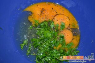 Tortilla de zanahoria, cascar los huevos en un bol y añadir 2-3 cucharadas de leche, un manojito de perejil fresco picadito y sal y pimientas molidas al gusto