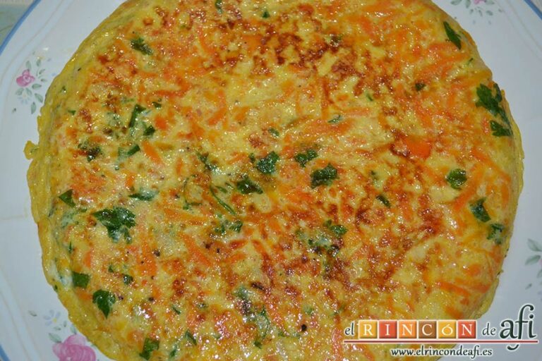 Tortilla de zanahoria, cuando esté hecha por ambos lados, sacarla de la sartén