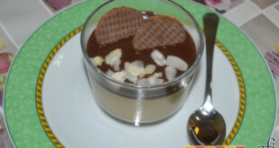 Crema fría de caramelo y galletas con salsa de chocolate y almendras