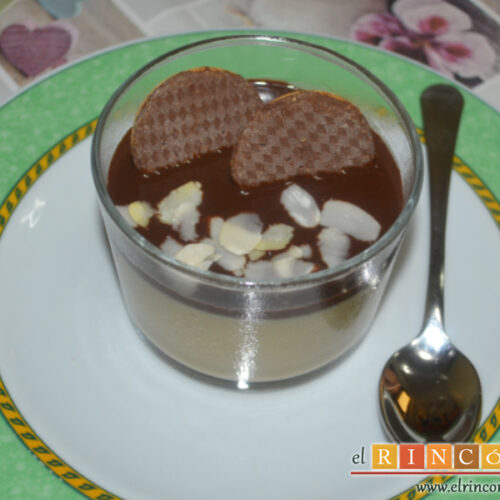 Crema fría de caramelo y galletas con salsa de chocolate y almendras