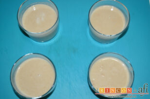 Crema fría de caramelo y galletas con salsa de chocolate y almendras, dejar atemperar