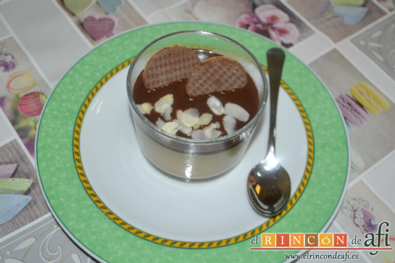 Crema fría de caramelo y galletas con salsa de chocolate y almendras, decorar