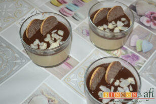 Crema fría de caramelo y galletas con salsa de chocolate y almendras, sugerencia de presentación