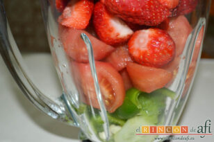 Gazpacho con fresas, añadir el pan y empezar a triturar