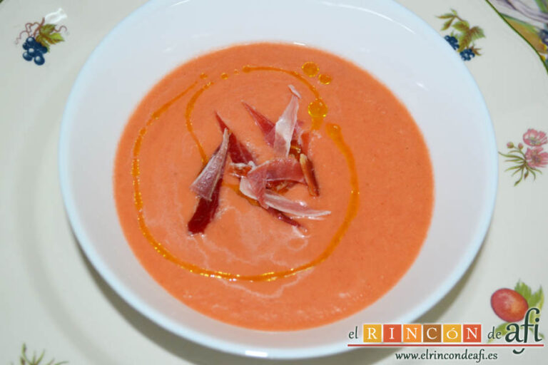 Gazpacho con fresas, triturar y servir