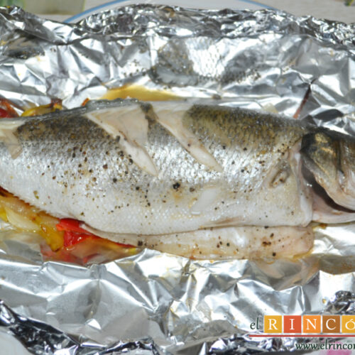 Papillote de lubina de ración con verduras