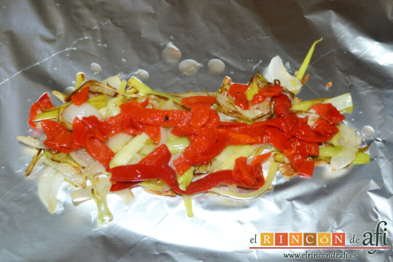 Papillote de lubina de ración con verduras, añadir unas tiras de pimiento asado