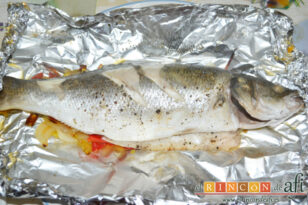 Papillote de lubina de ración con verduras, sugerencia de presentación