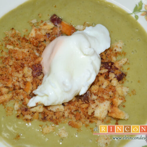 Crema de brócoli con migas y huevo escalfado