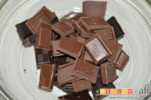 Bizcocho borracho de chocolate, receta paso a paso