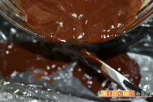 Bizcocho borracho de chocolate, receta paso a paso