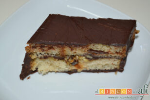 Bizcocho borracho de chocolate, servir en porciones