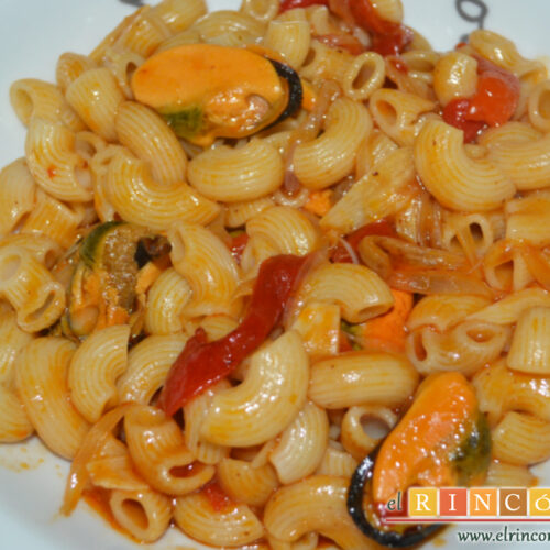 Pasta corta con mejillones en escabeche