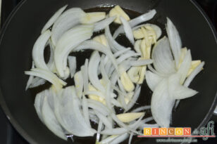 Pasta corta con mejillones en escabeche, receta paso a paso