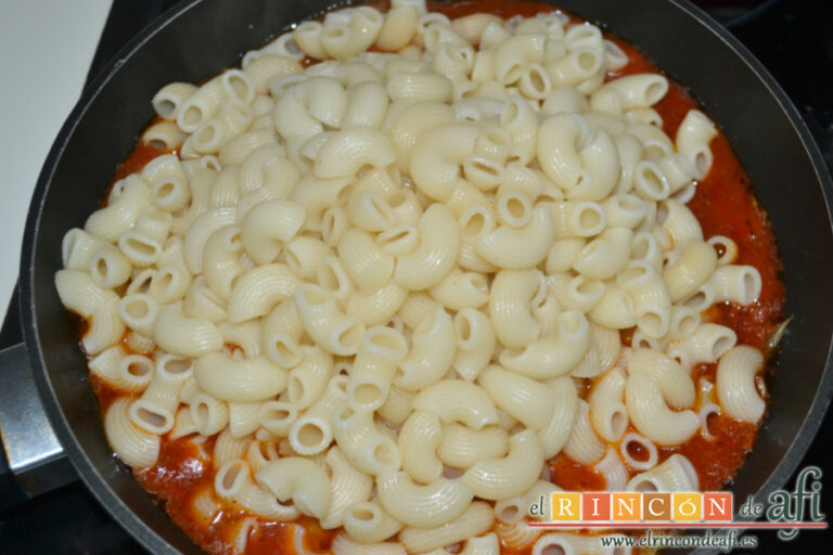 Pasta corta con mejillones en escabeche, receta paso a paso