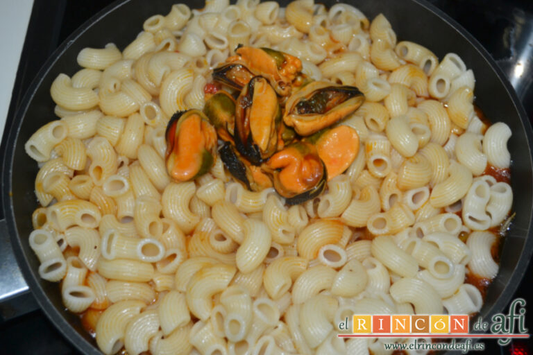 Pasta corta con mejillones en escabeche, receta paso a paso