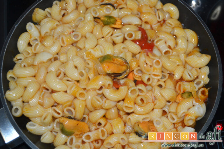 Pasta corta con mejillones en escabeche, receta paso a paso