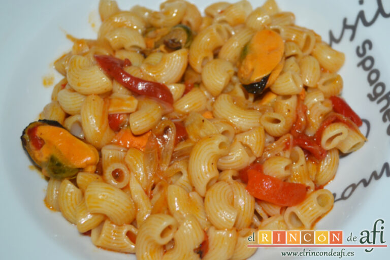 Pasta corta con mejillones en escabeche, sugerencia de presentación