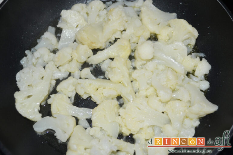 Coliflor con naranja, almendras y miel, receta paso a paso