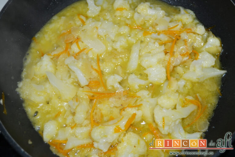 Coliflor con naranja, almendras y miel, receta paso a paso