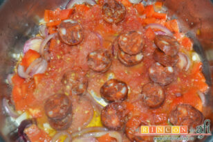 Guiso de papas con chorizo y fideos, receta paso a paso