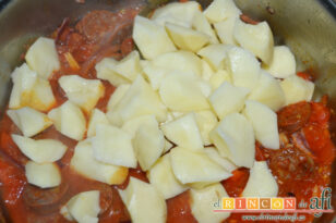 Guiso de papas con chorizo y fideos, receta paso a paso