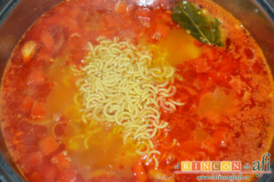 Guiso de papas con chorizo y fideos, receta paso a paso