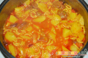 Guiso de papas con chorizo y fideos, receta paso a paso