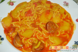 Guiso de papas con chorizo y fideos, sugerencia de presentación
