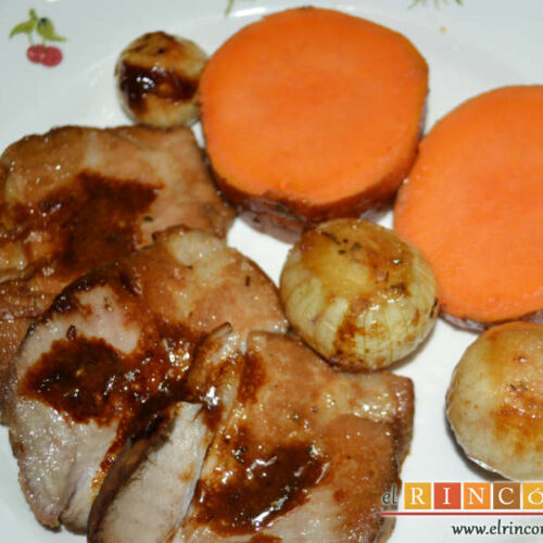 Bondiola al horno con batata y cebollitas canarias asadas