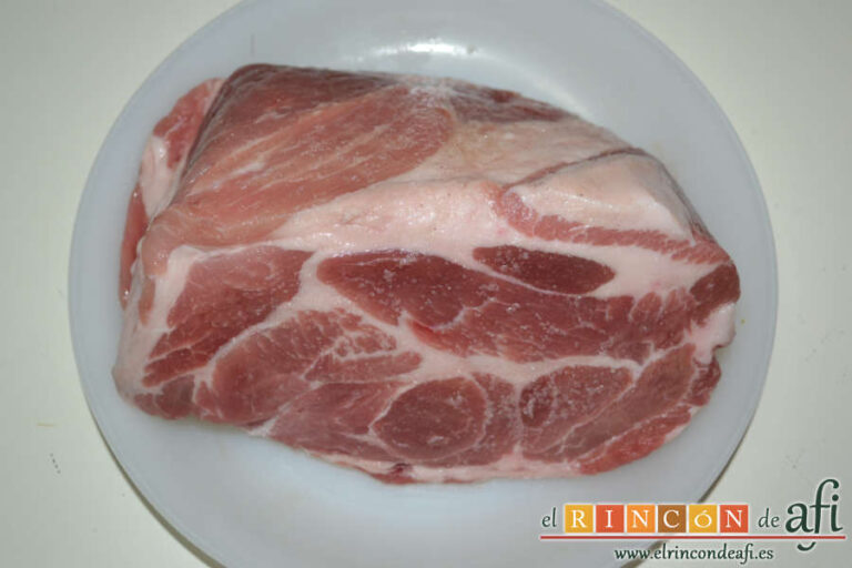 Bondiola al horno con batata y cebollitas canarias asadas, receta paso a paso