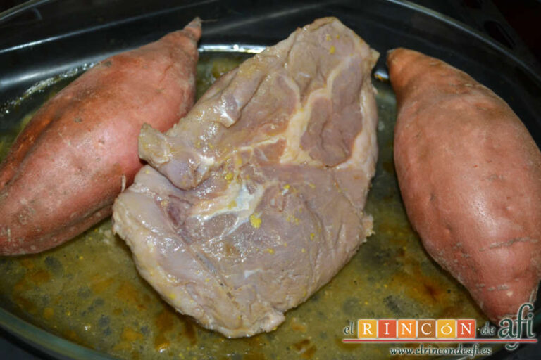 Bondiola al horno con batata y cebollitas canarias asadas, receta paso a paso