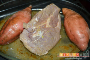 Bondiola al horno con batata y cebollitas canarias asadas, receta paso a paso